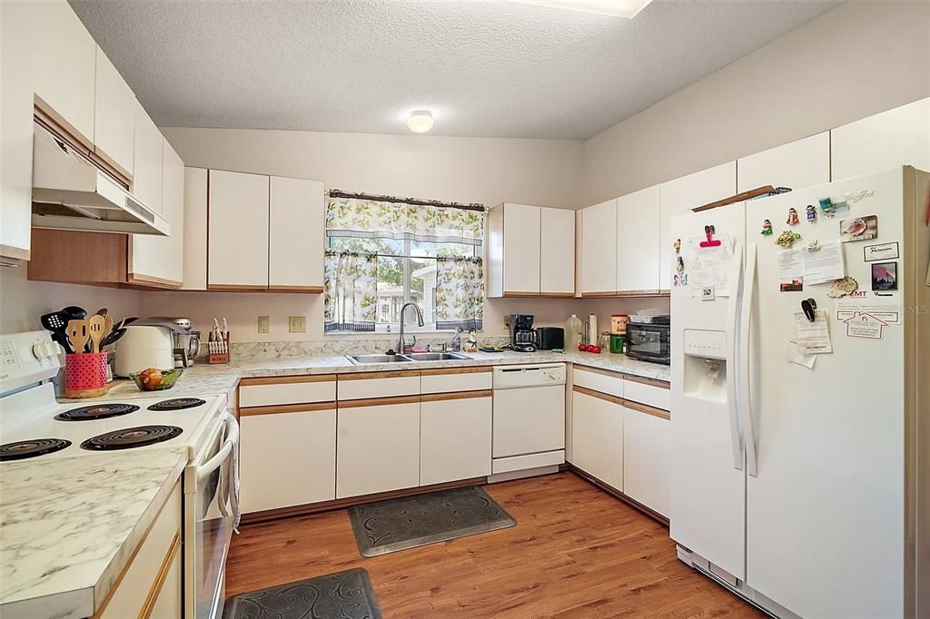 Active With Contract: $198,000 (2 beds, 2 baths, 1420 Square Feet)