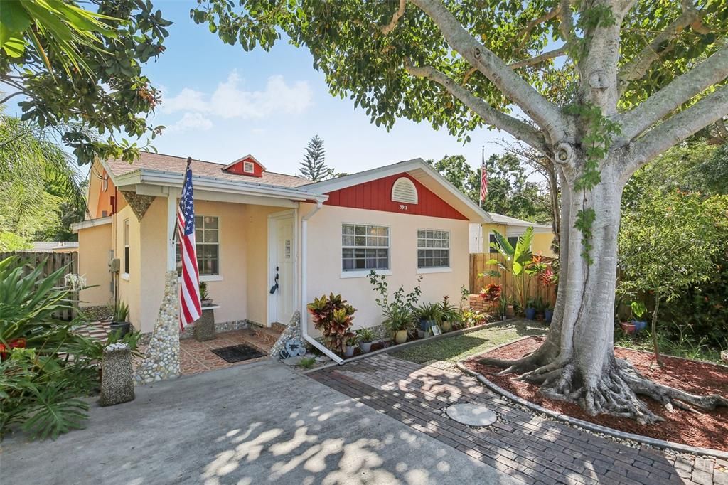 Recently Sold: $450,000 (3 beds, 2 baths, 1206 Square Feet)