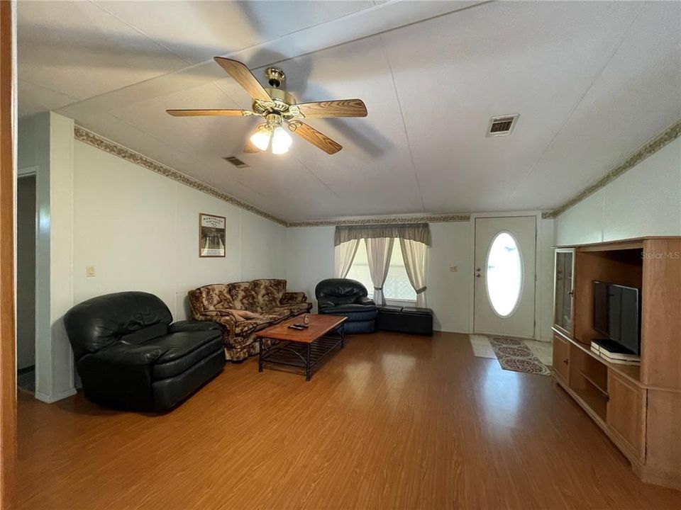 待售: $385,000 (3 贝兹, 2 浴室, 1296 平方英尺)