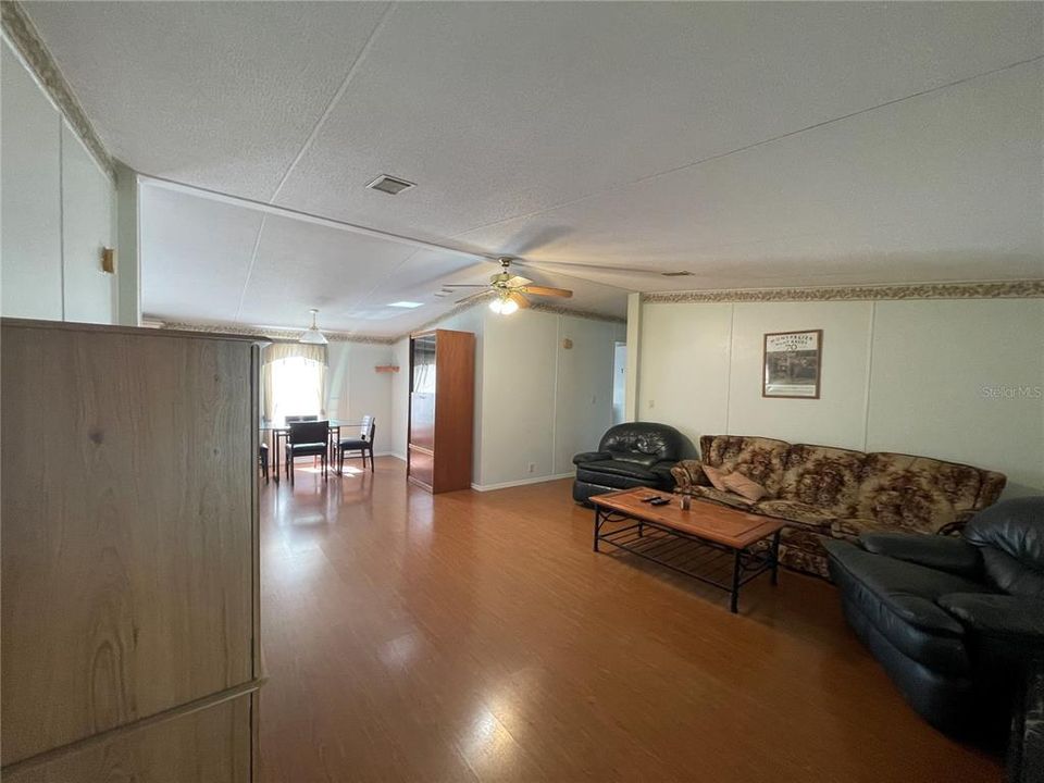 待售: $385,000 (3 贝兹, 2 浴室, 1296 平方英尺)