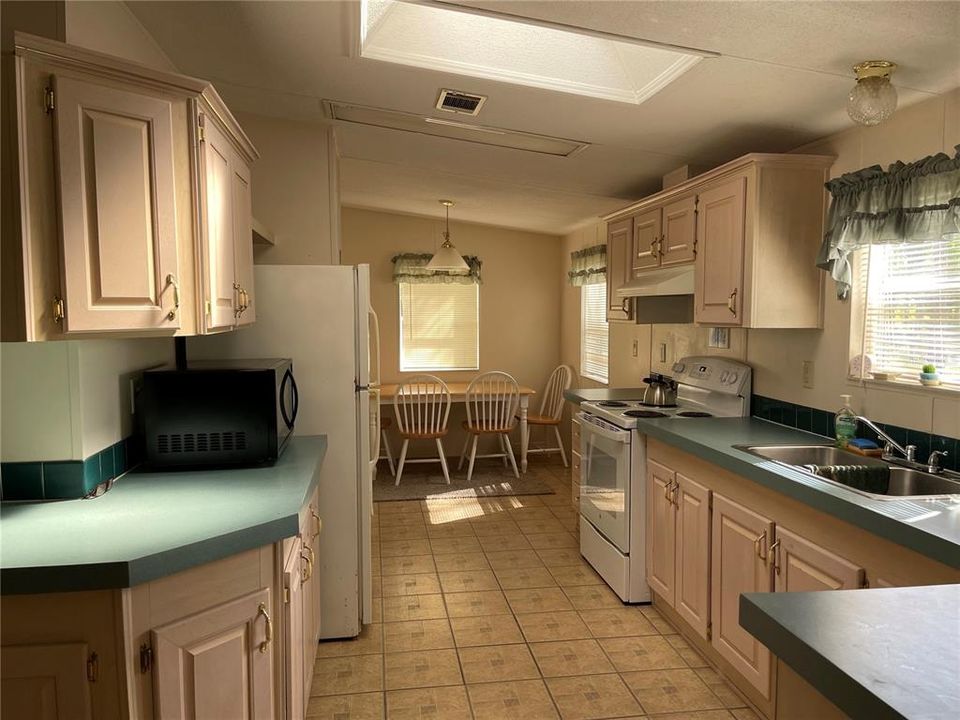 待售: $385,000 (3 贝兹, 2 浴室, 1296 平方英尺)