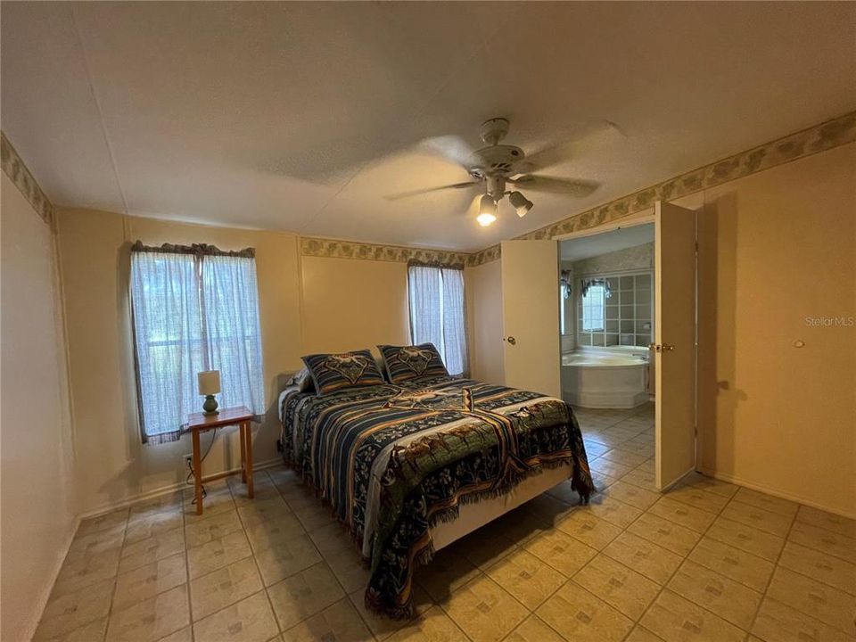 待售: $385,000 (3 贝兹, 2 浴室, 1296 平方英尺)