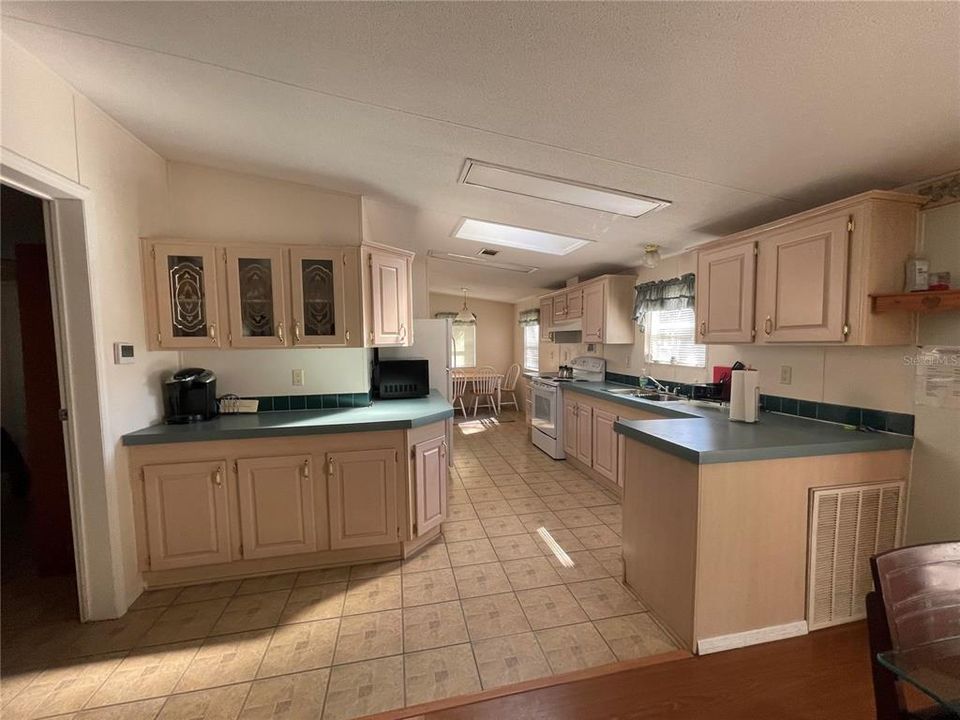 待售: $385,000 (3 贝兹, 2 浴室, 1296 平方英尺)