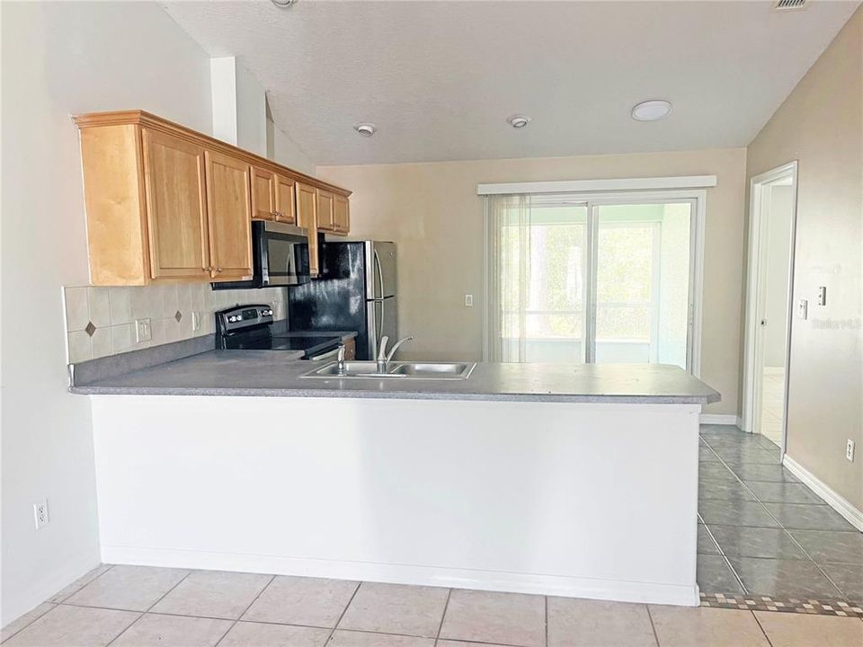 For Sale: $450,000 (6 beds, 0 baths, 2669 Square Feet)