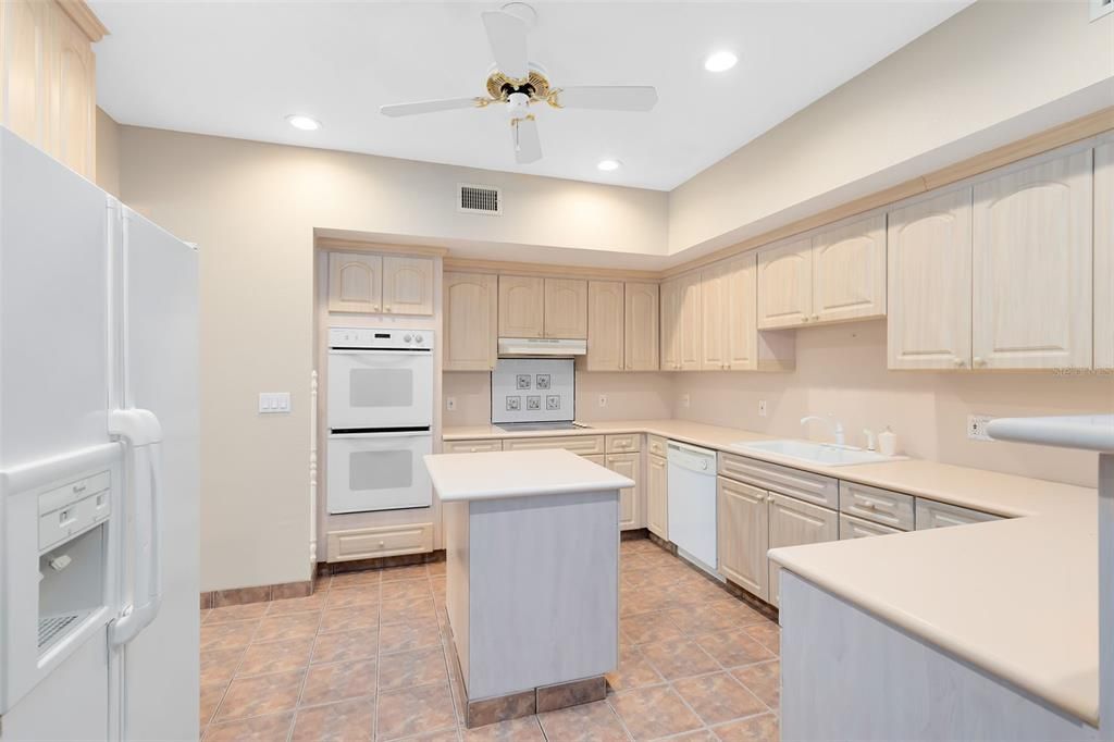 На продажу: $824,000 (7 спален, 4 ванн, 5777 Квадратных фут)