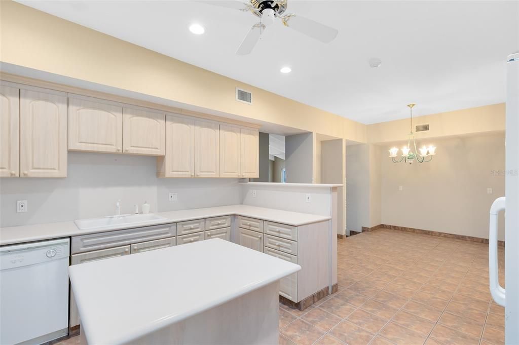 На продажу: $824,000 (7 спален, 4 ванн, 5777 Квадратных фут)