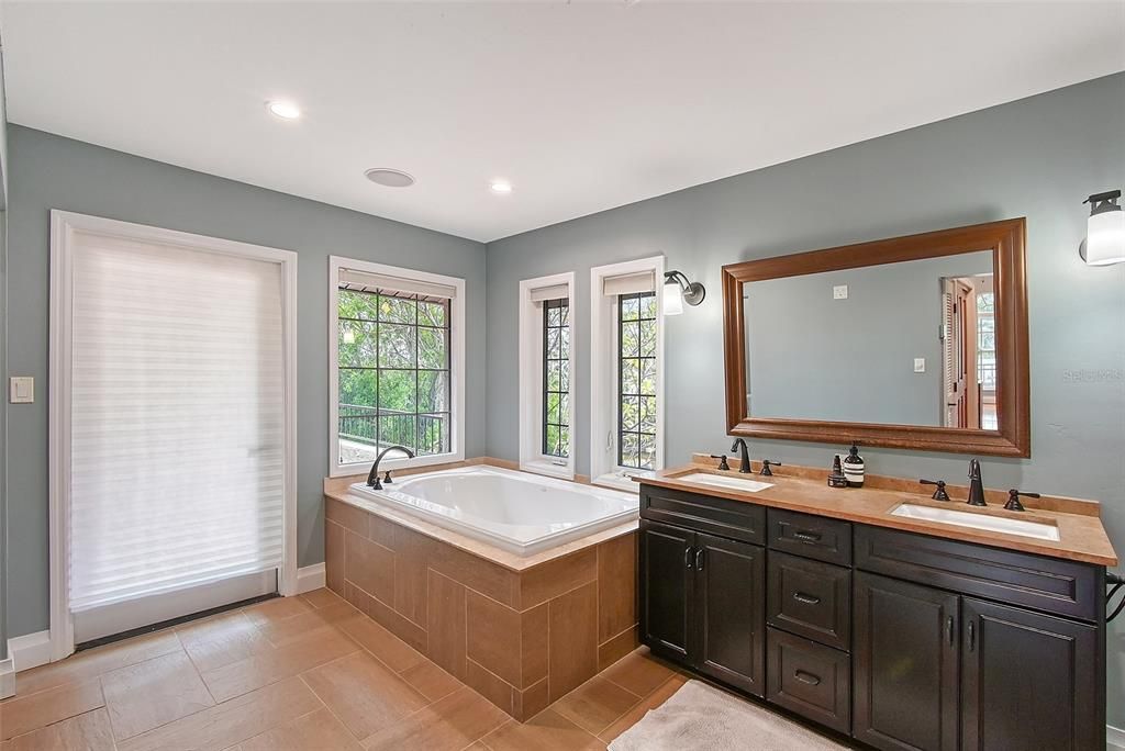 For Sale: $1,699,000 (3 beds, 2 baths, 2974 Square Feet)