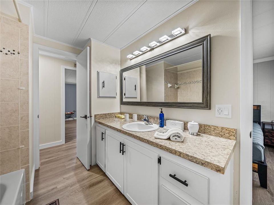 Под контрактом: $199,900 (2 спален, 2 ванн, 1080 Квадратных фут)