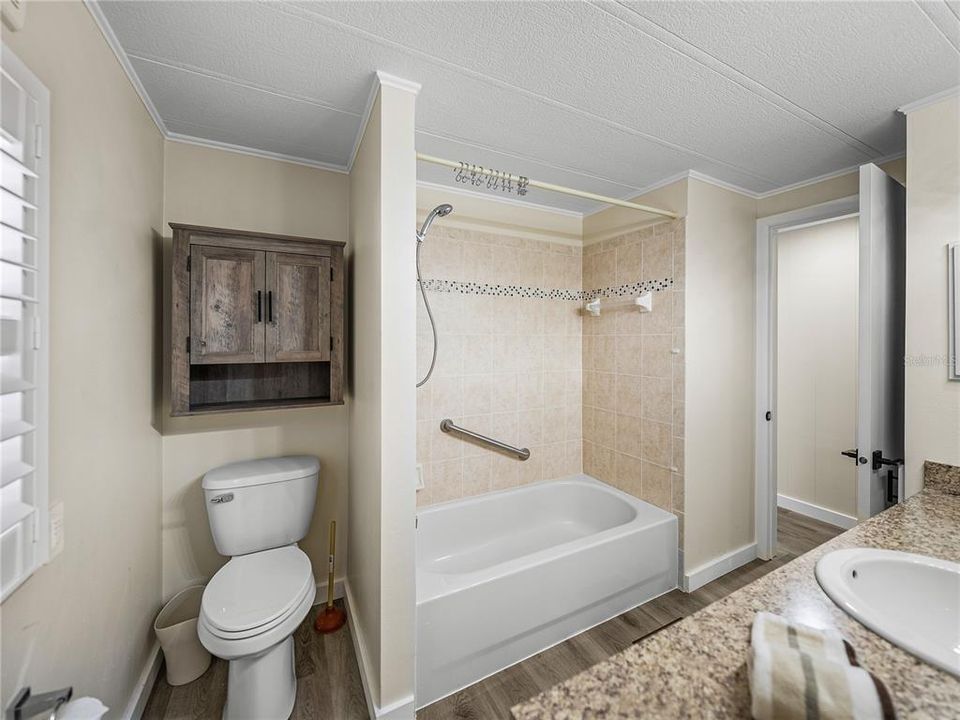 Под контрактом: $199,900 (2 спален, 2 ванн, 1080 Квадратных фут)