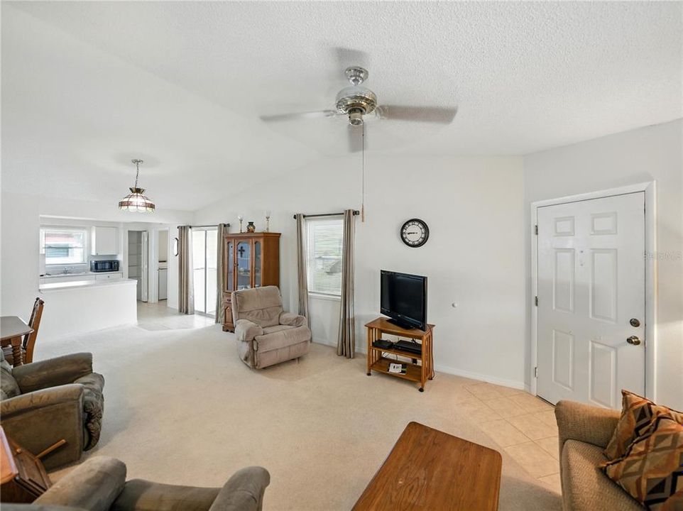 Active With Contract: $215,000 (2 beds, 2 baths, 1087 Square Feet)