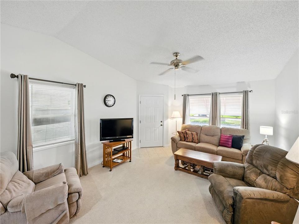 Active With Contract: $215,000 (2 beds, 2 baths, 1087 Square Feet)