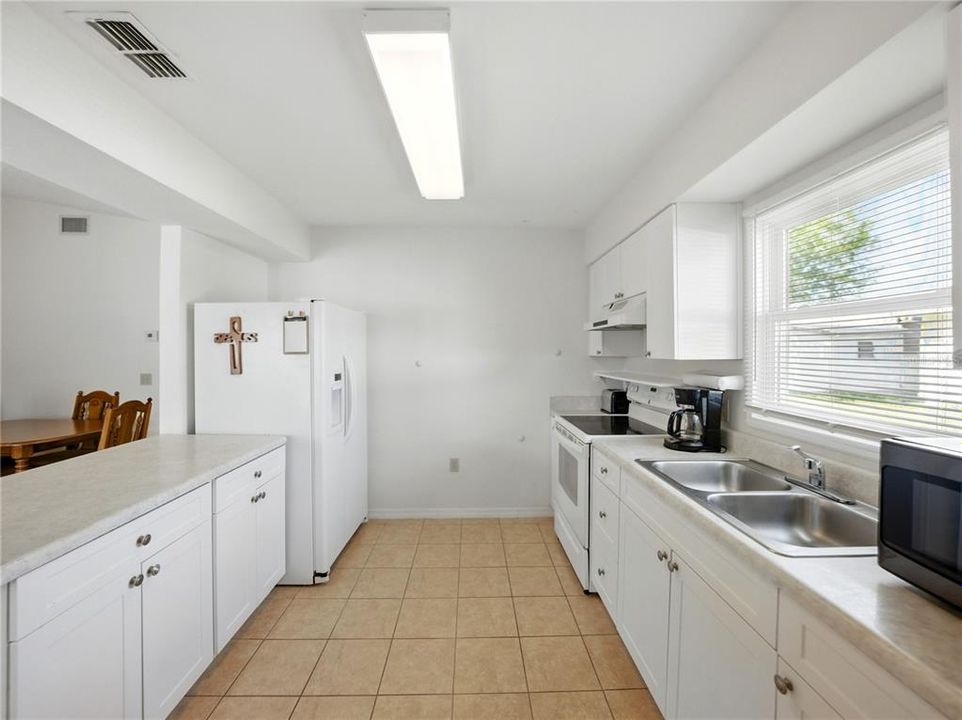 Active With Contract: $215,000 (2 beds, 2 baths, 1087 Square Feet)