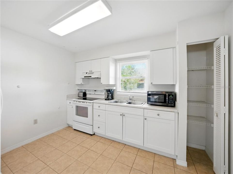 Active With Contract: $215,000 (2 beds, 2 baths, 1087 Square Feet)