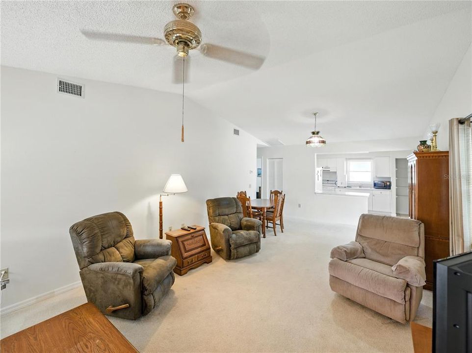 Active With Contract: $215,000 (2 beds, 2 baths, 1087 Square Feet)