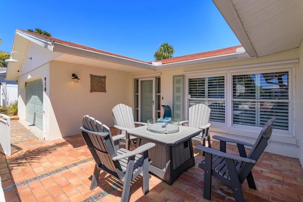 For Sale: $1,600,000 (3 beds, 2 baths, 2005 Square Feet)