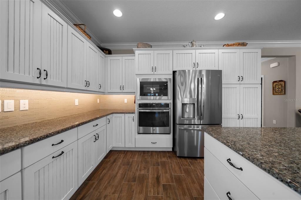 For Sale: $450,000 (2 beds, 2 baths, 2316 Square Feet)