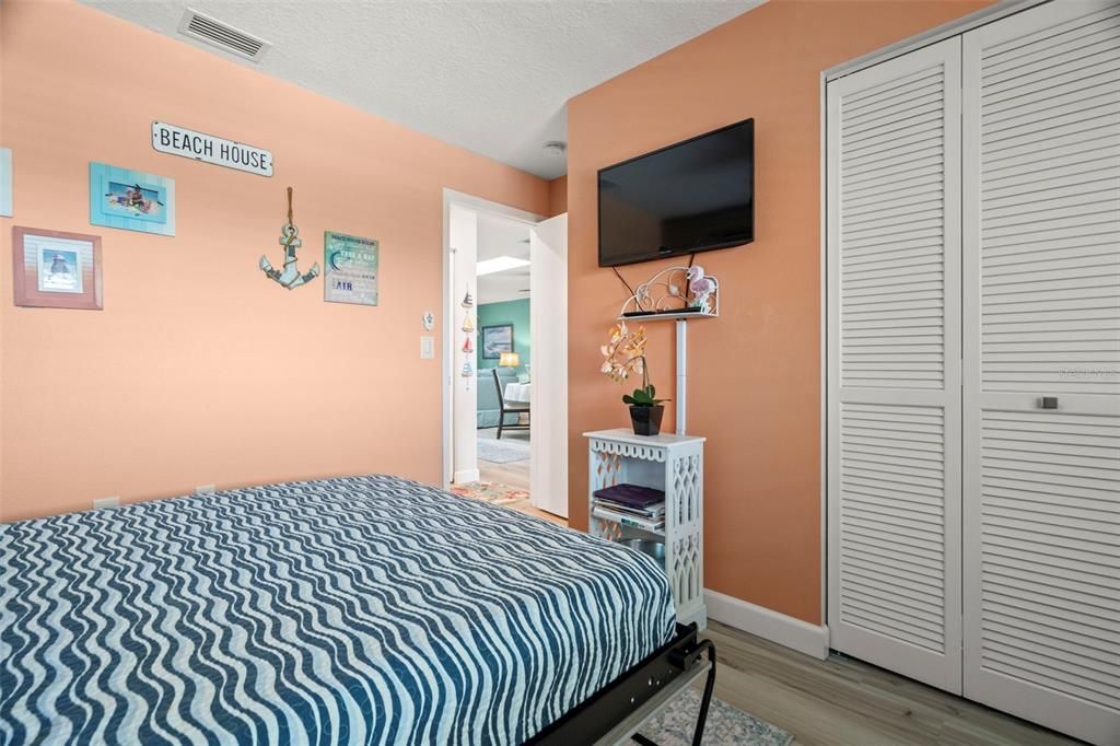 For Sale: $372,000 (2 beds, 2 baths, 1025 Square Feet)