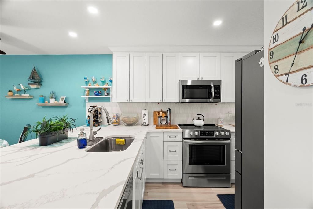 For Sale: $372,000 (2 beds, 2 baths, 1025 Square Feet)