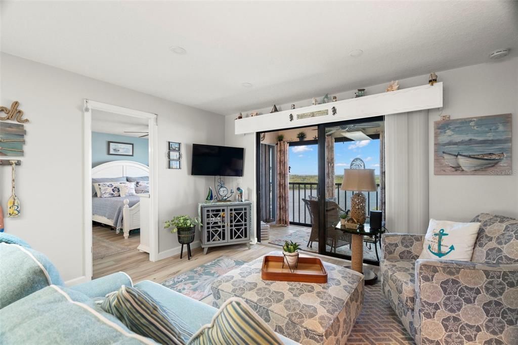 For Sale: $372,000 (2 beds, 2 baths, 1025 Square Feet)