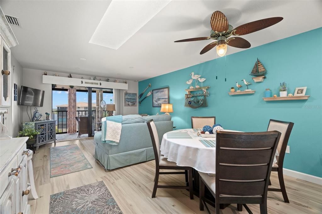 For Sale: $372,000 (2 beds, 2 baths, 1025 Square Feet)