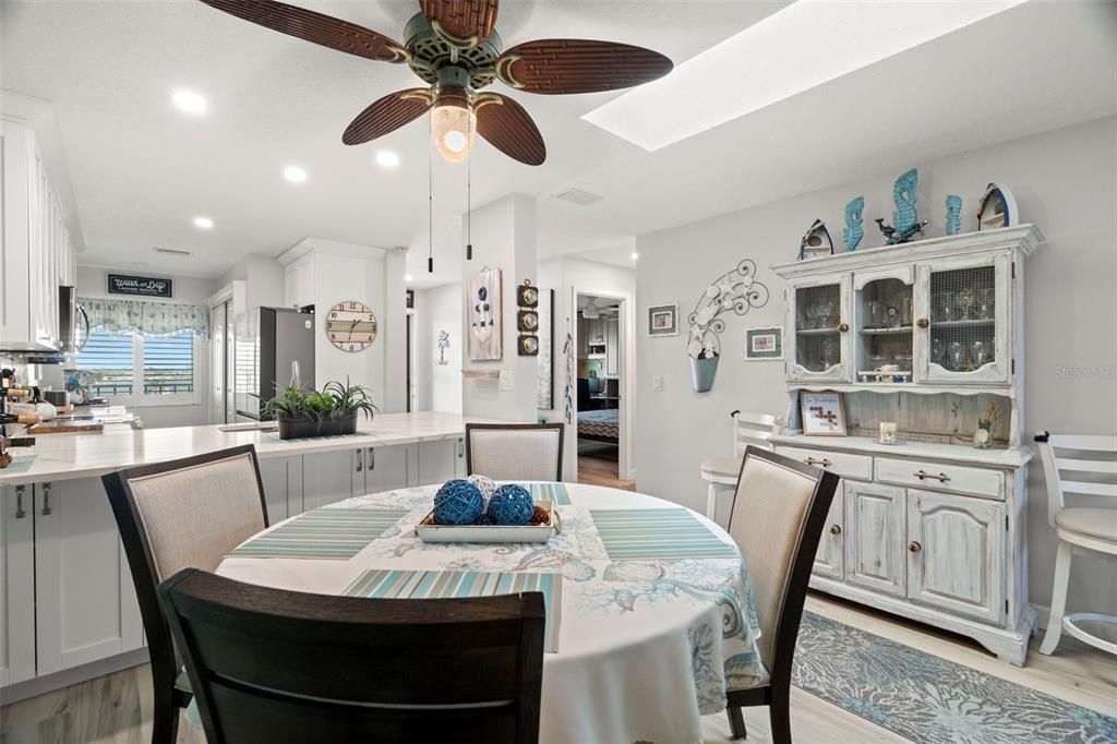 For Sale: $372,000 (2 beds, 2 baths, 1025 Square Feet)