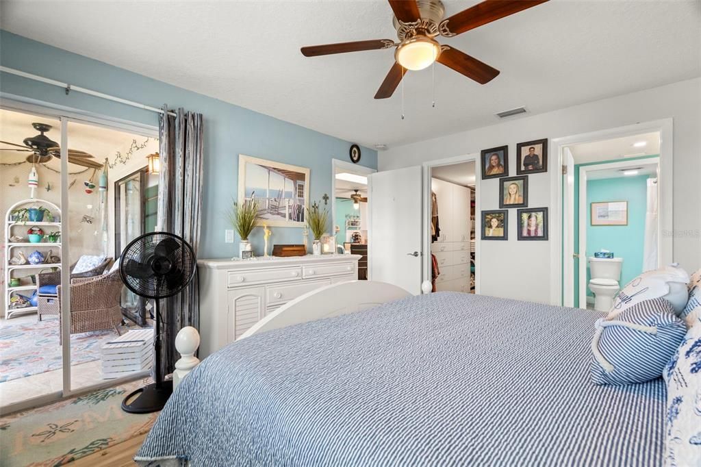 For Sale: $372,000 (2 beds, 2 baths, 1025 Square Feet)