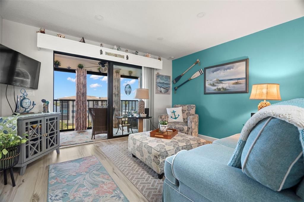 For Sale: $372,000 (2 beds, 2 baths, 1025 Square Feet)