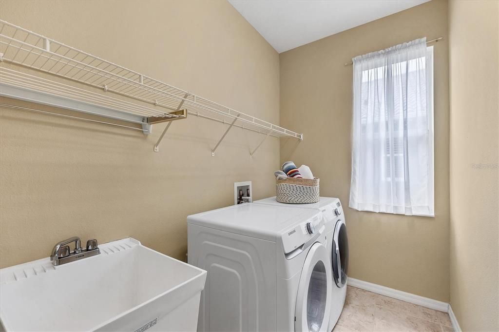 En Venta: $599,999 (4 camas, 3 baños, 2714 Pies cuadrados)