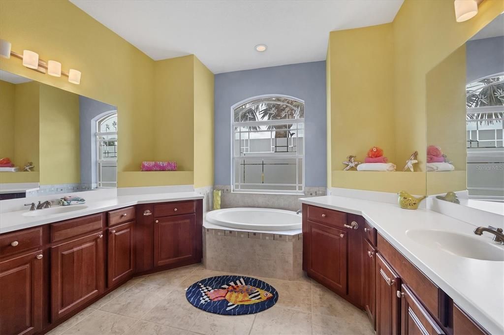 En Venta: $599,999 (4 camas, 3 baños, 2714 Pies cuadrados)