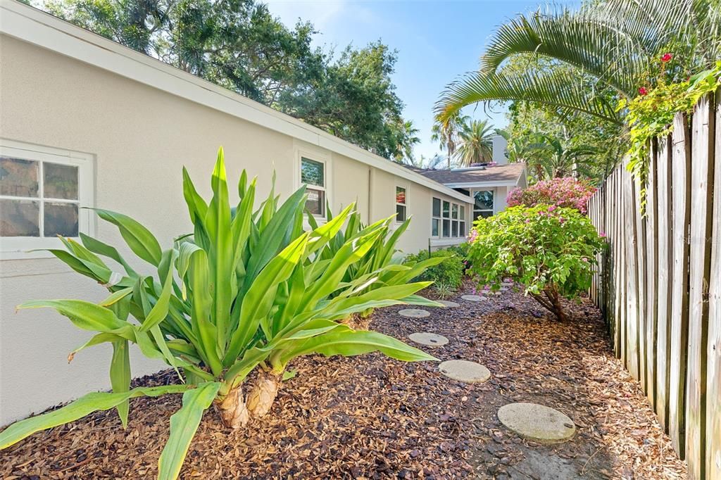 For Sale: $1,124,000 (3 beds, 2 baths, 1784 Square Feet)