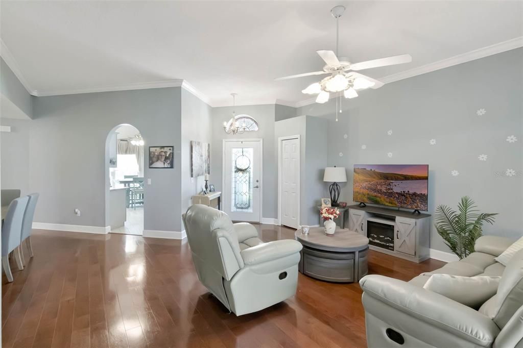 For Sale: $285,000 (3 beds, 2 baths, 1594 Square Feet)