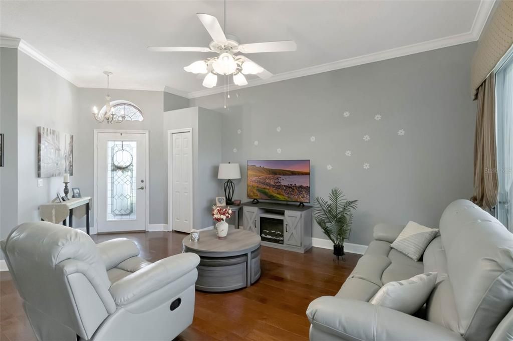 For Sale: $285,000 (3 beds, 2 baths, 1594 Square Feet)