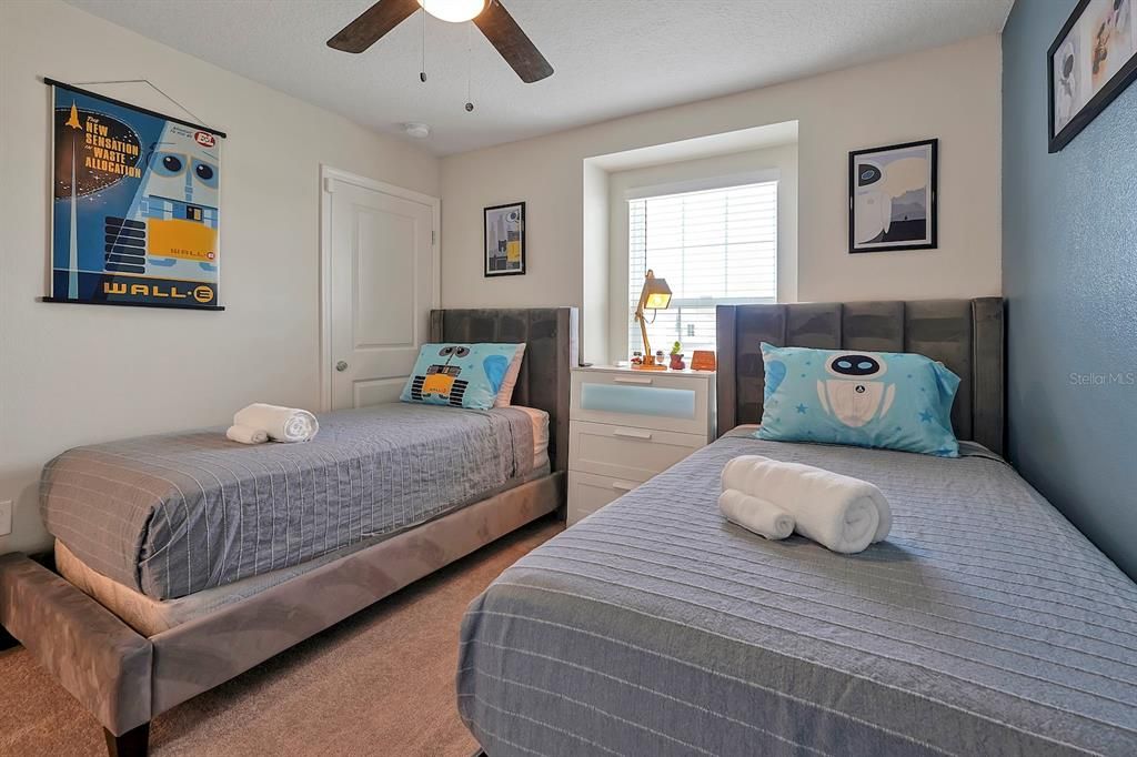 For Sale: $489,000 (5 beds, 4 baths, 2283 Square Feet)