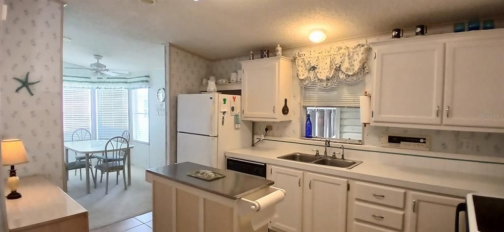 For Sale: $129,500 (2 beds, 2 baths, 960 Square Feet)