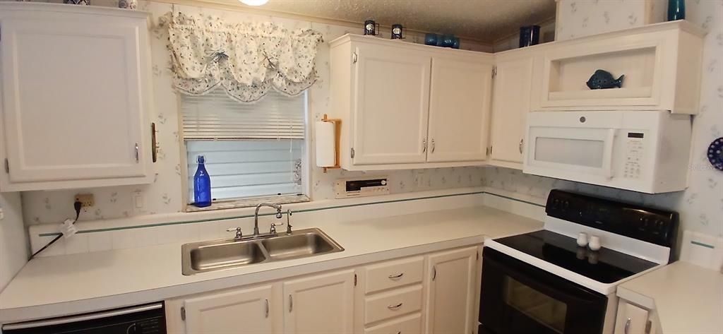 For Sale: $129,500 (2 beds, 2 baths, 960 Square Feet)