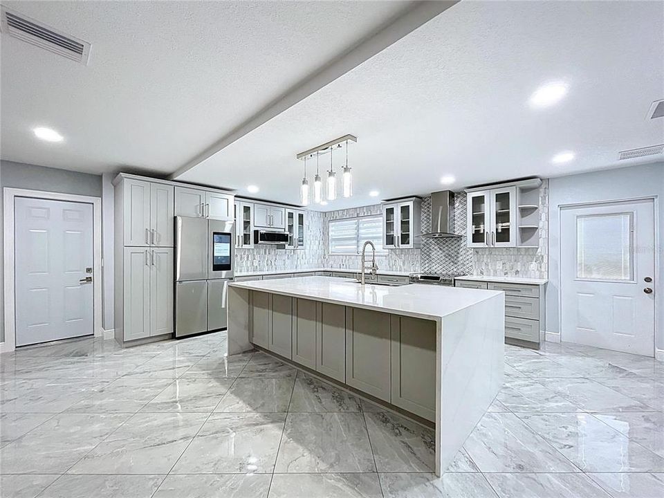 Под контрактом: $750,000 (5 спален, 2 ванн, 2841 Квадратных фут)