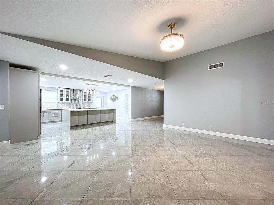 Под контрактом: $750,000 (5 спален, 2 ванн, 2841 Квадратных фут)