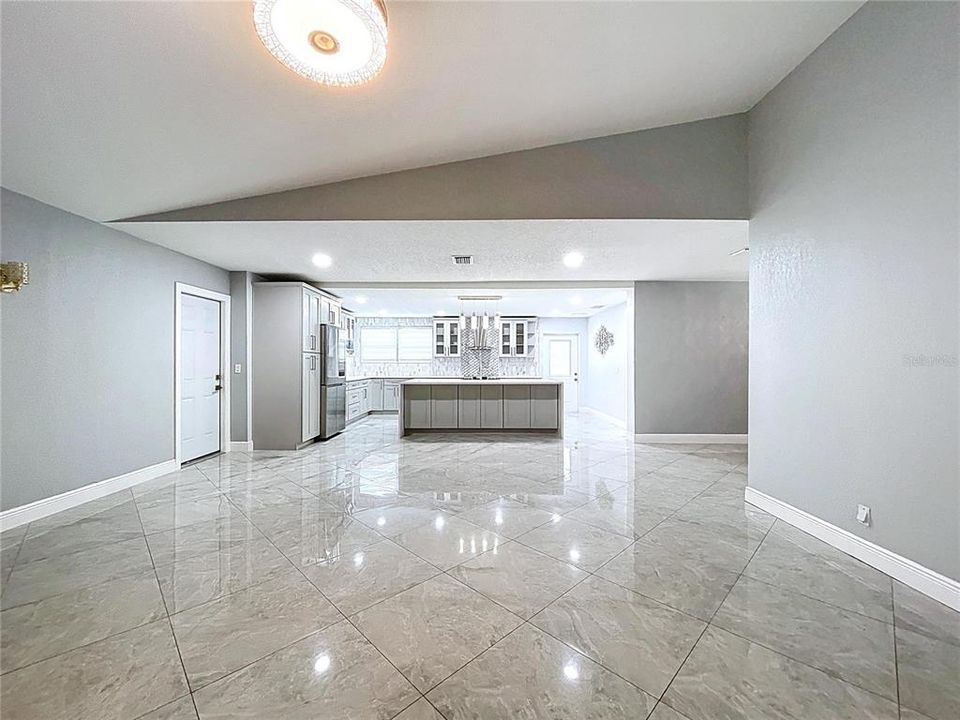 Под контрактом: $750,000 (5 спален, 2 ванн, 2841 Квадратных фут)