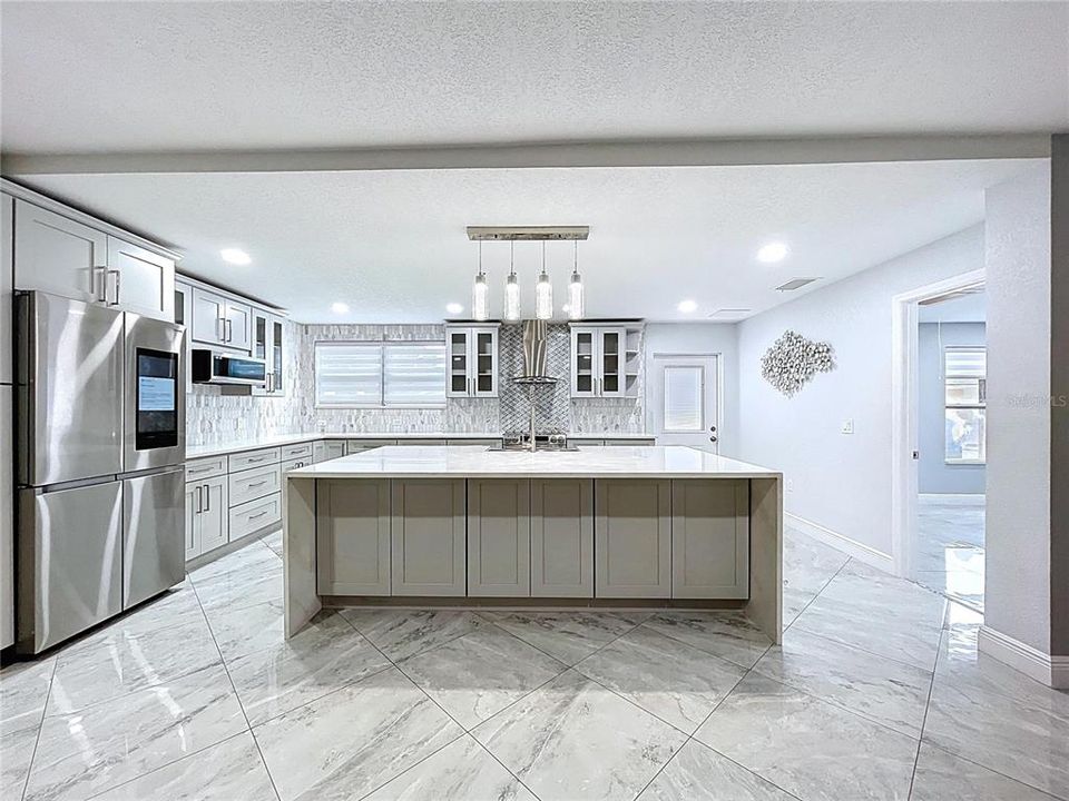 Под контрактом: $750,000 (5 спален, 2 ванн, 2841 Квадратных фут)