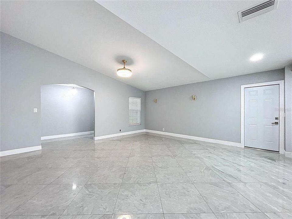 Под контрактом: $750,000 (5 спален, 2 ванн, 2841 Квадратных фут)