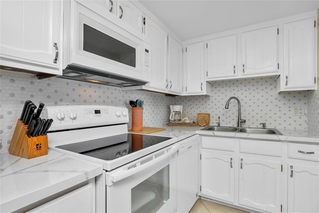 For Sale: $864,000 (2 beds, 2 baths, 876 Square Feet)