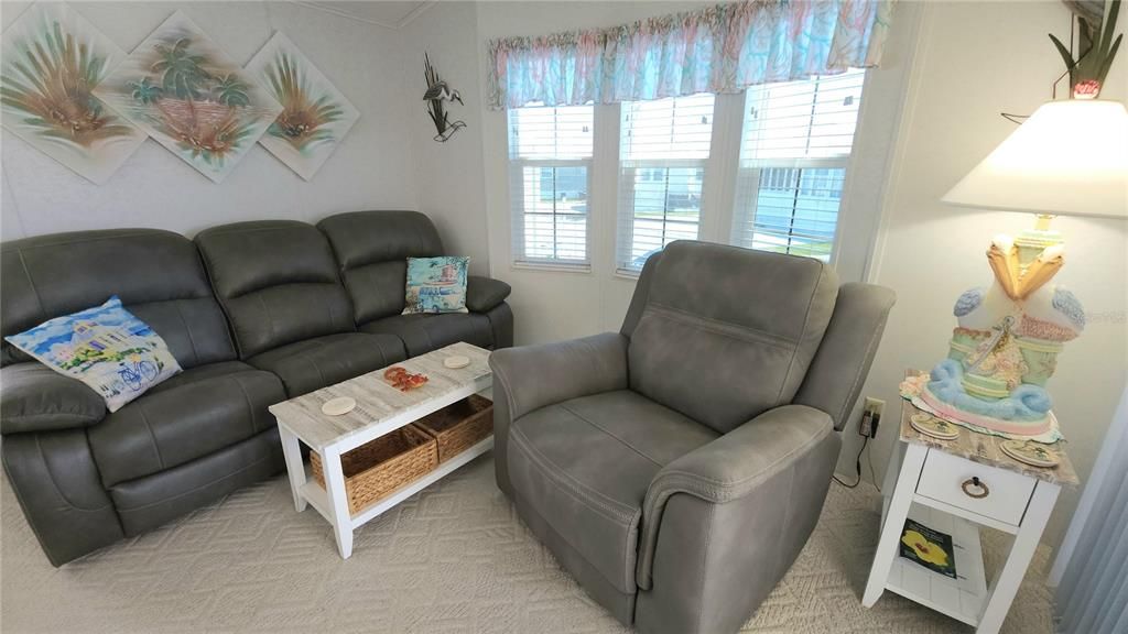 Active With Contract: $155,900 (1 beds, 2 baths, 734 Square Feet)