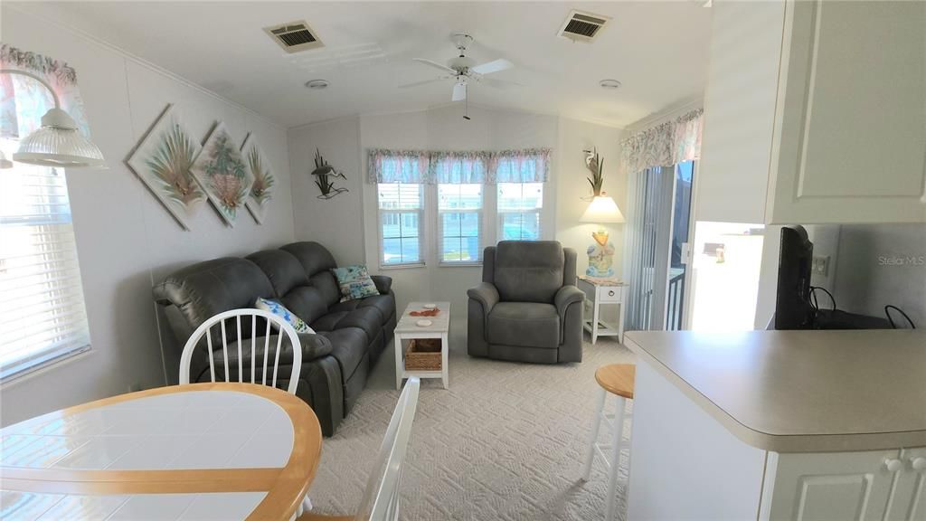 Active With Contract: $155,900 (1 beds, 2 baths, 734 Square Feet)