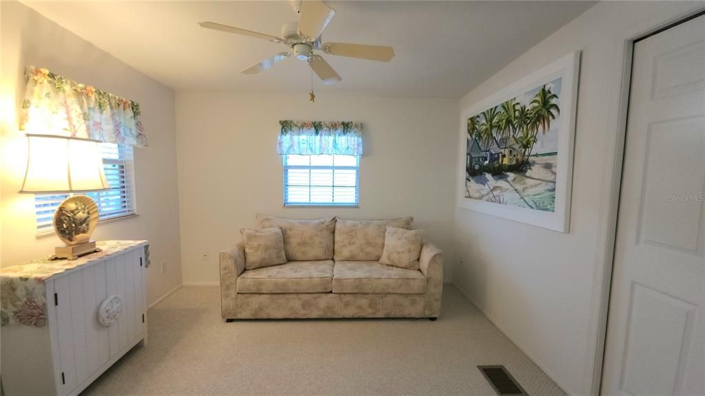 Active With Contract: $155,900 (1 beds, 2 baths, 734 Square Feet)