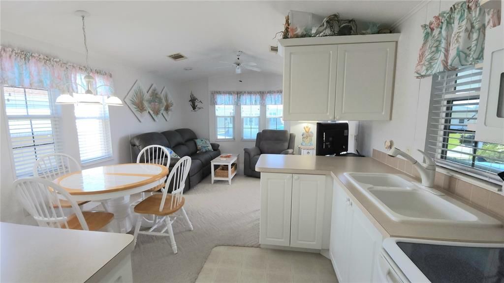 Active With Contract: $155,900 (1 beds, 2 baths, 734 Square Feet)