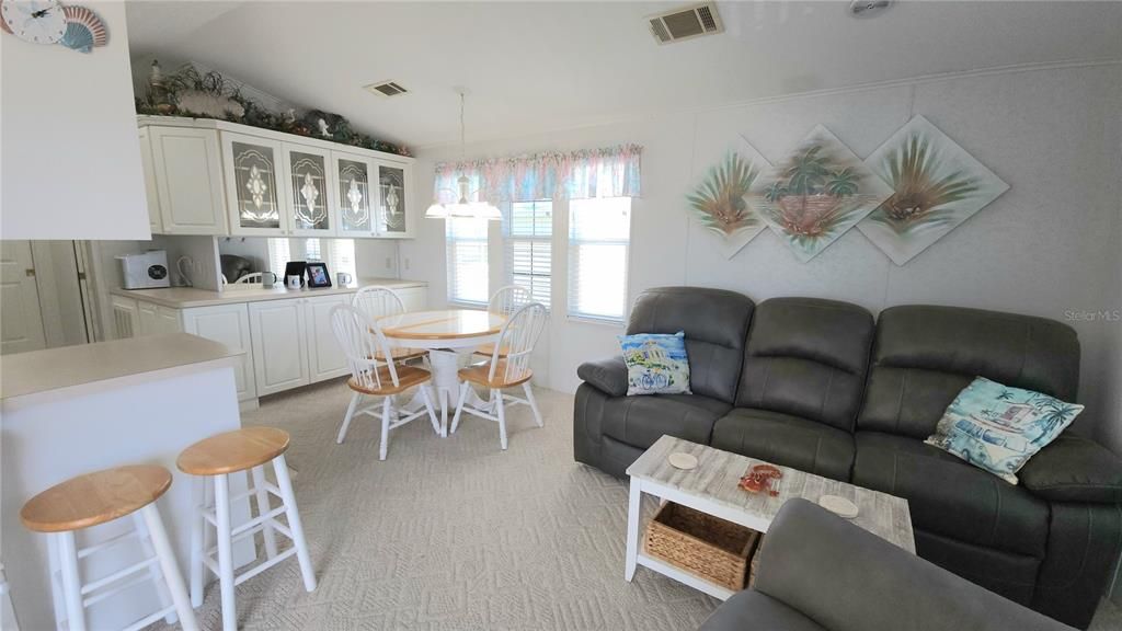 Active With Contract: $155,900 (1 beds, 2 baths, 734 Square Feet)