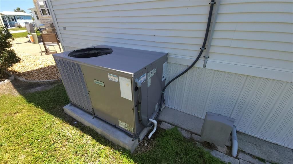 Active With Contract: $155,900 (1 beds, 2 baths, 734 Square Feet)