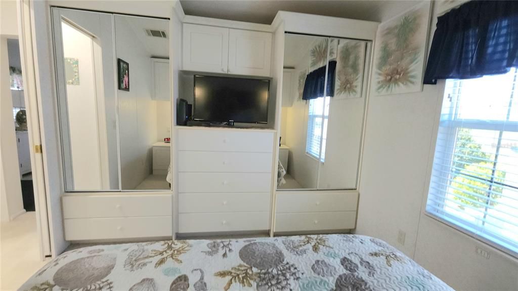 Active With Contract: $155,900 (1 beds, 2 baths, 734 Square Feet)