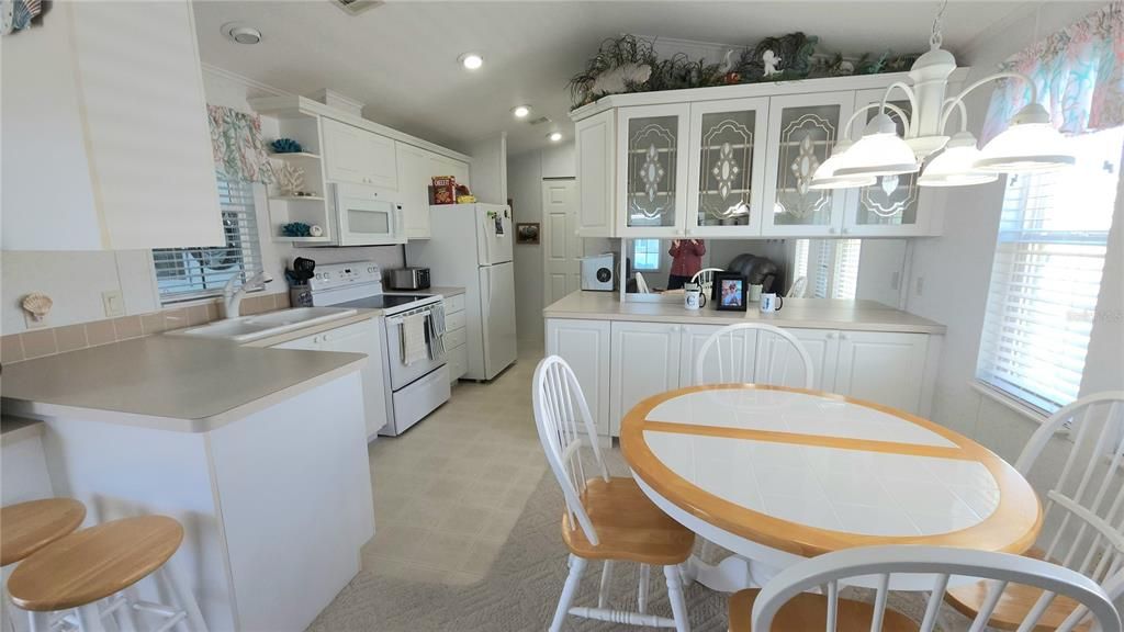 Active With Contract: $155,900 (1 beds, 2 baths, 734 Square Feet)