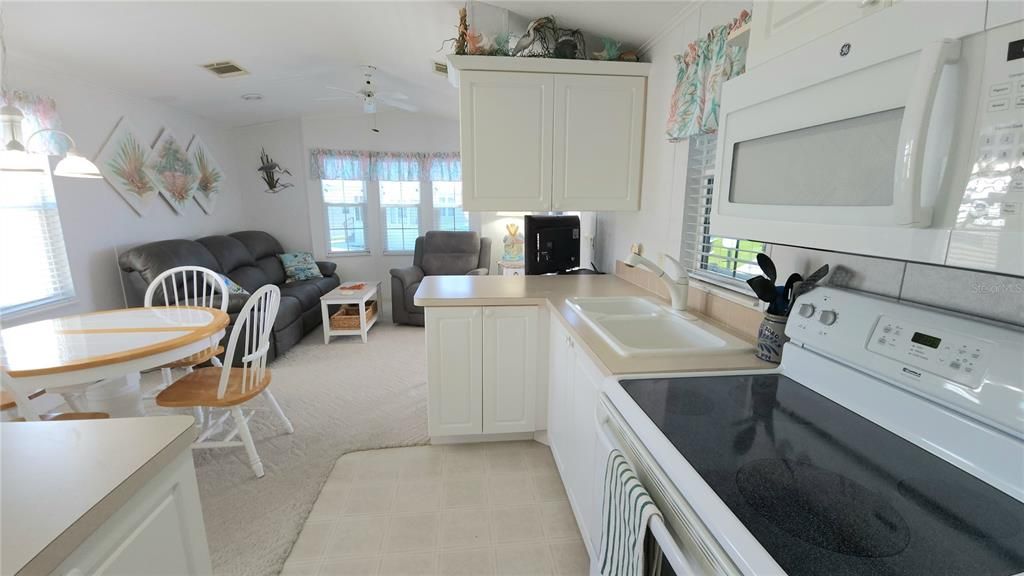 Active With Contract: $155,900 (1 beds, 2 baths, 734 Square Feet)